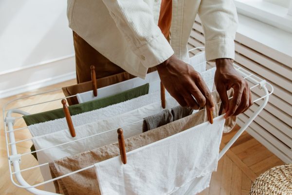 Linge suspendu sur un sechoir interieur