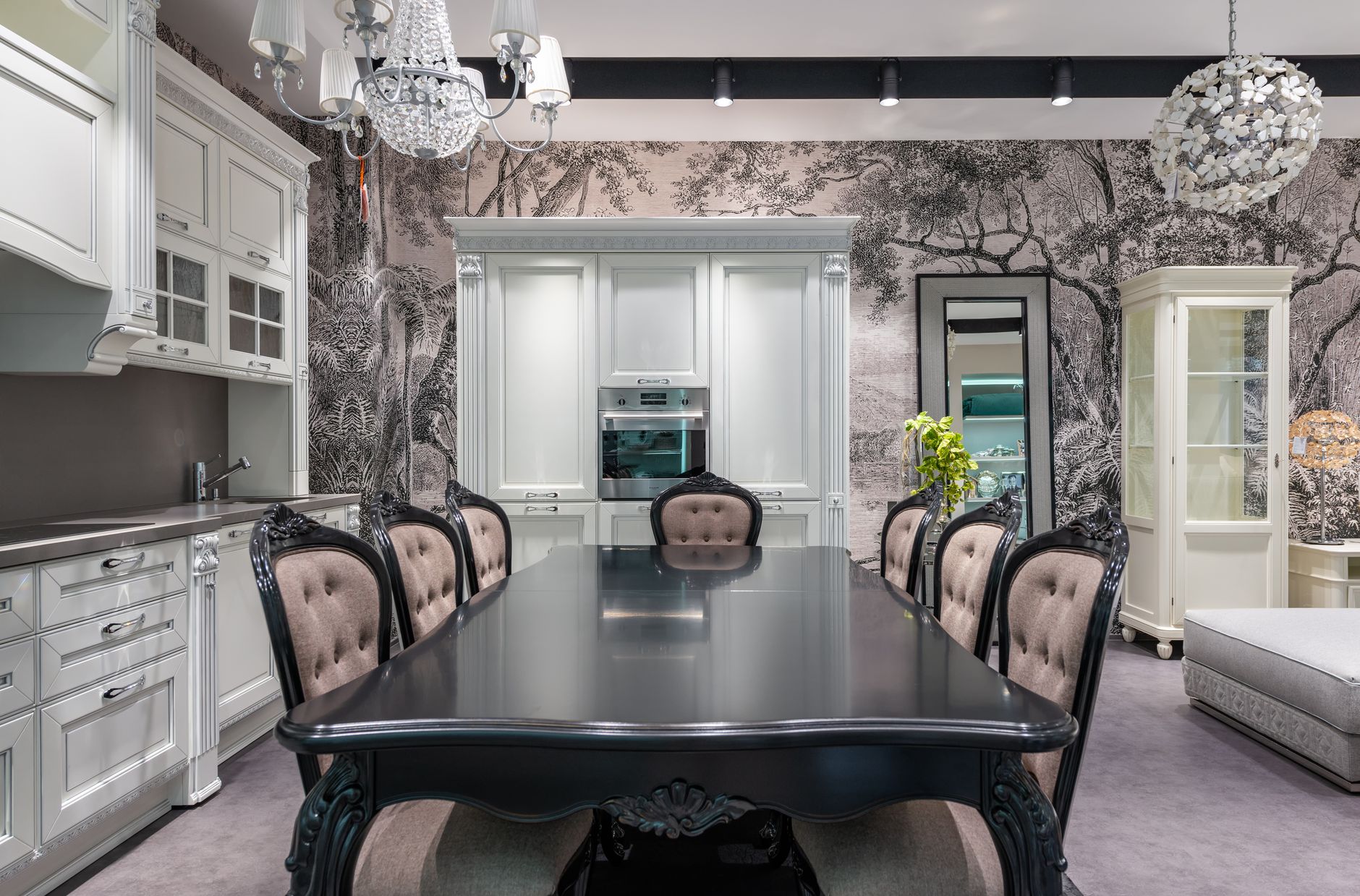 Cuisine avec papier peint motif arbres noir et blanc