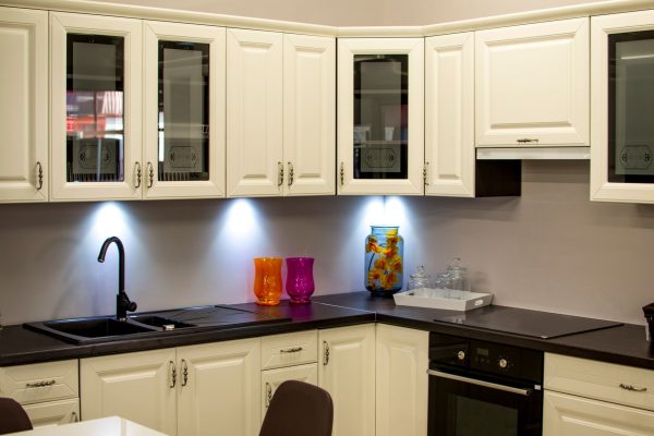 Cuisine classique blanche avec crédence unie et vases colorés
