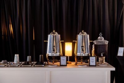 Station café avec percolateurs pour une réception