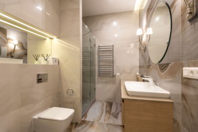 Salle de bains moderne avec douche vitree
