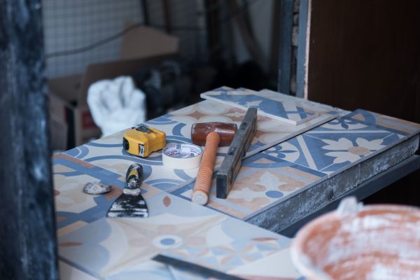 Outils pour retirer un joint de silicone dans une salle de bain