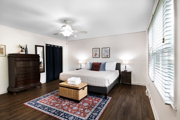 Chambre avec lit king size dans un interieur lumineux