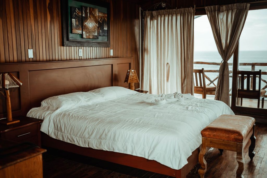 Détail d&rsquo;un sommier et d&rsquo;un matelas dans une chambre cosy