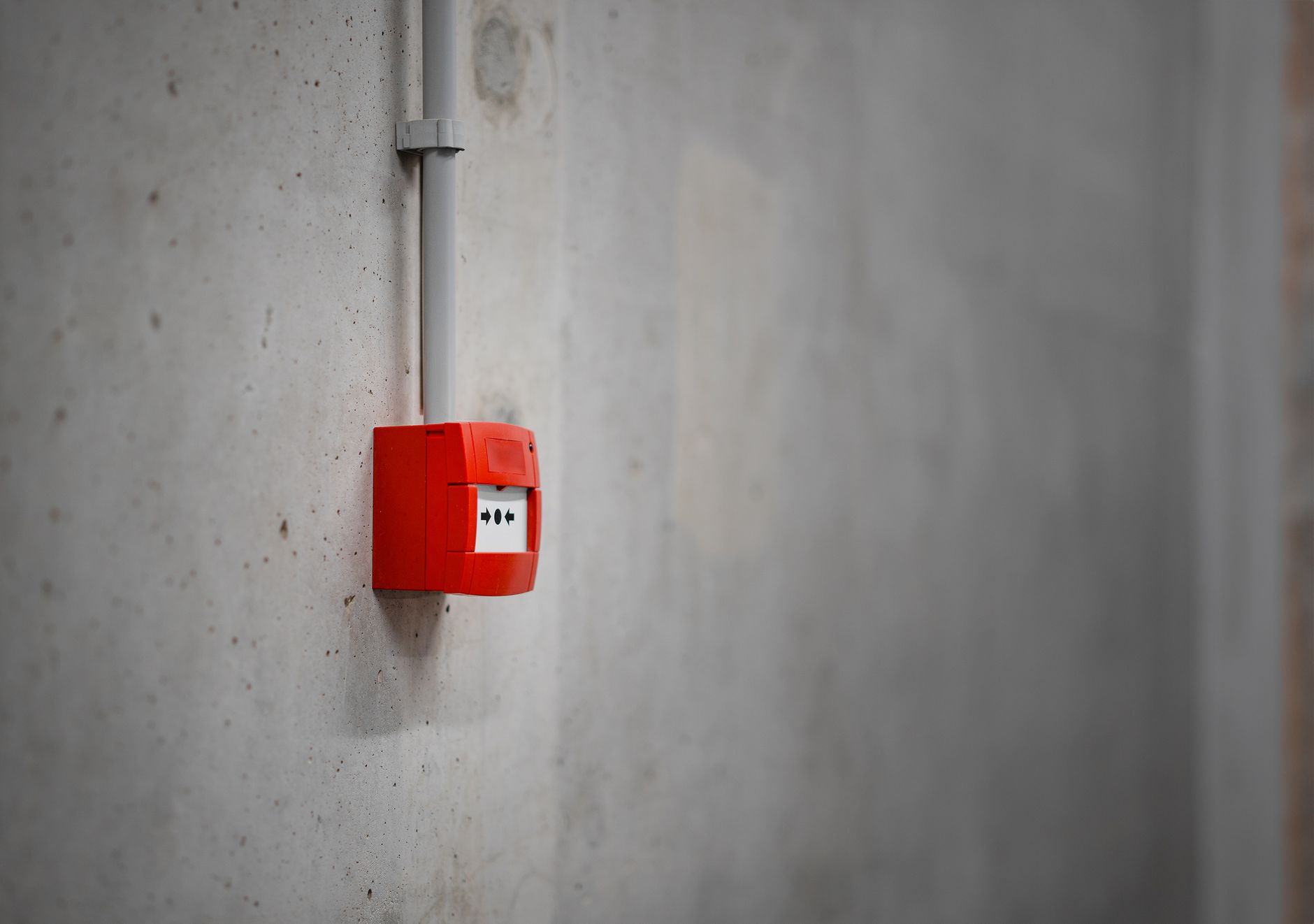 Boîtier d’alarme rouge sur un mur gris