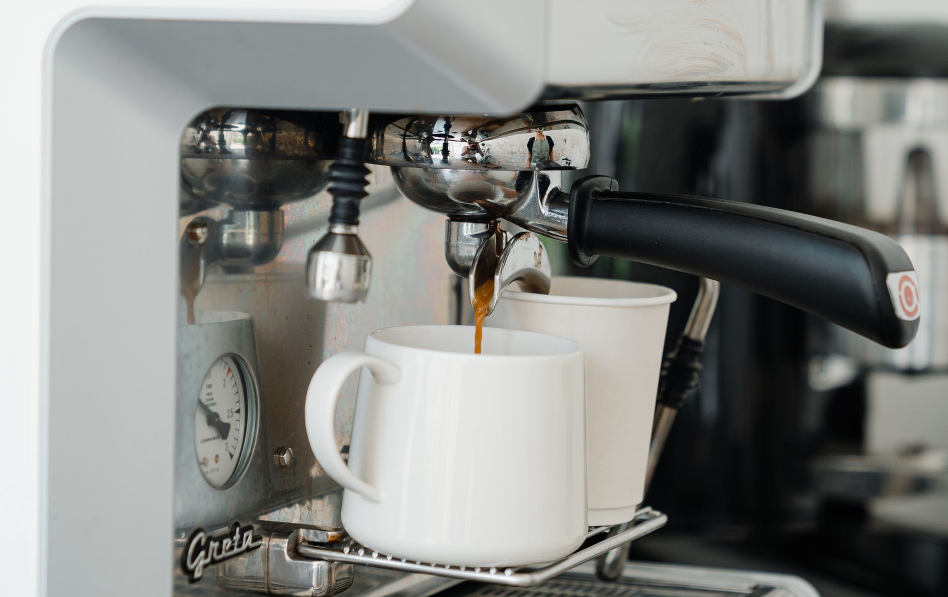 Café frais qui coule dans une tasse en céramique