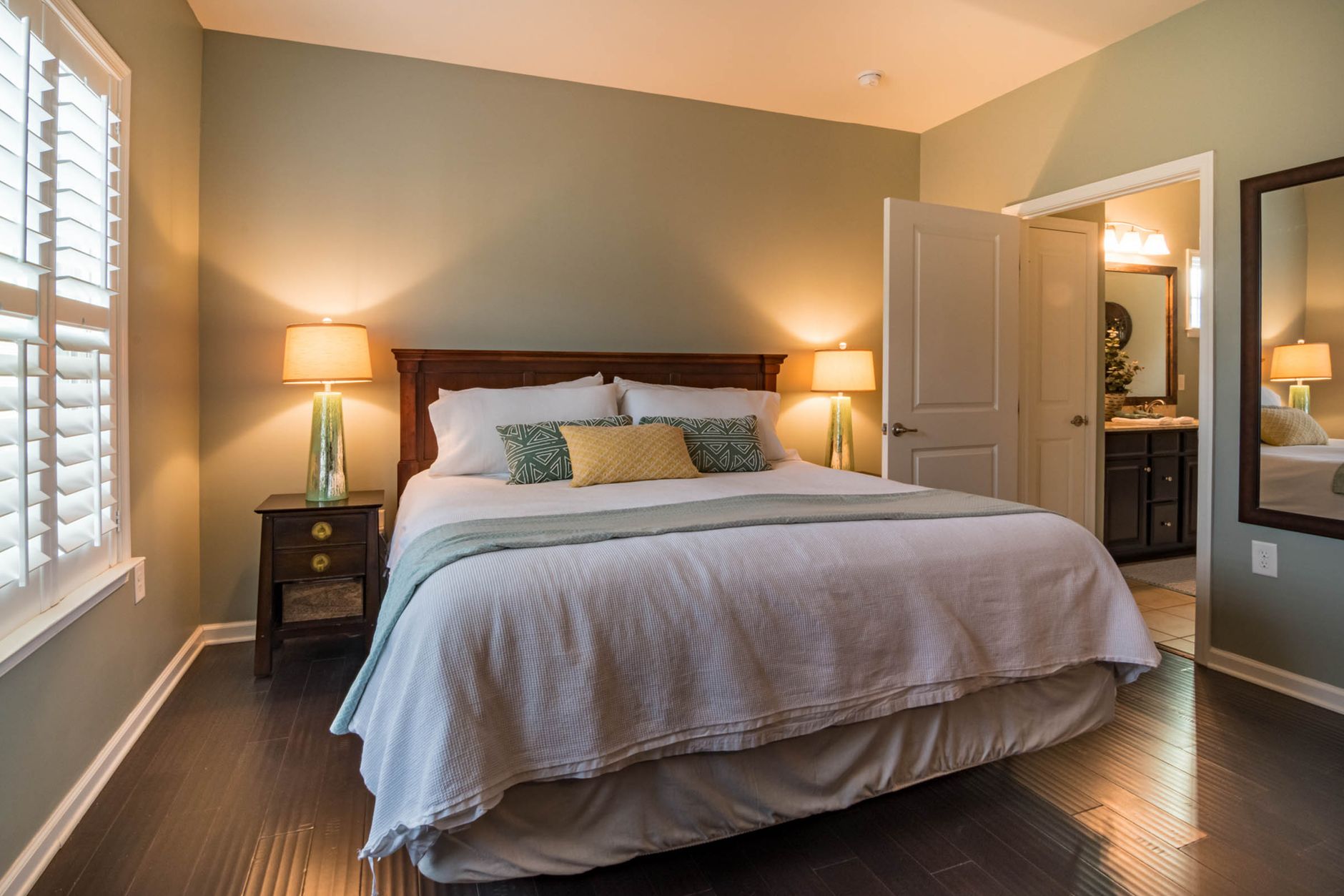 Chambre avec un lit confortable et une déco chaleureuse