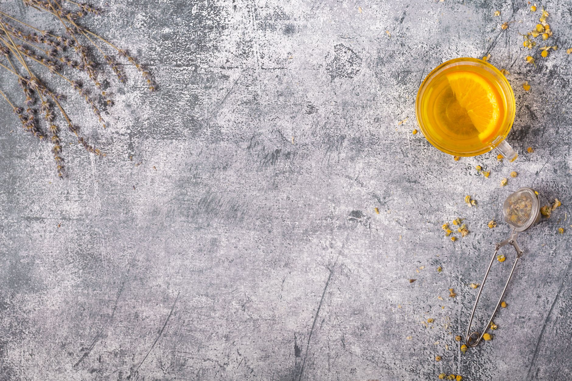 Citrons et plateau sur marbre rustique