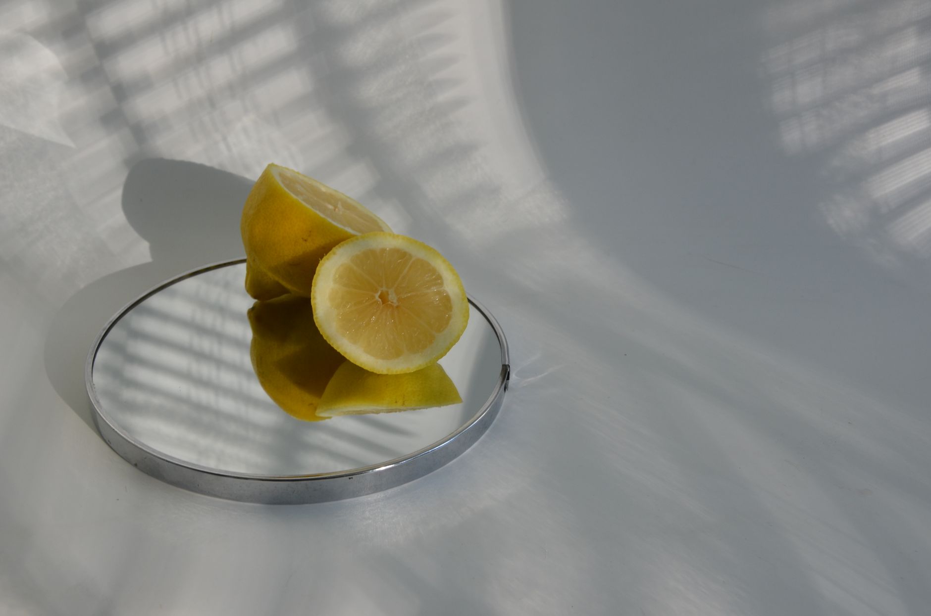 Citrons tranchés sur un miroir