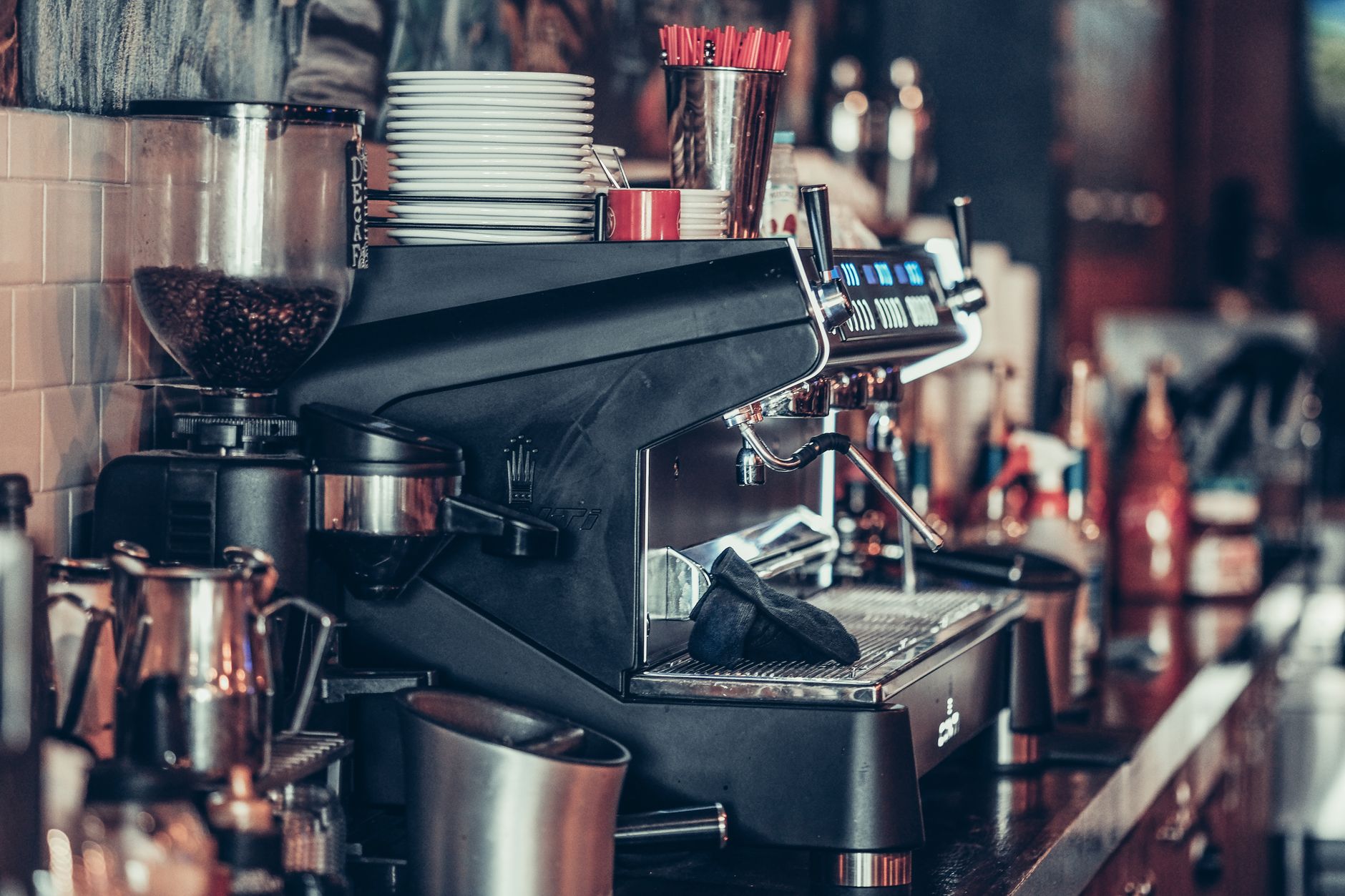 Coin café avec machine espresso et tasses