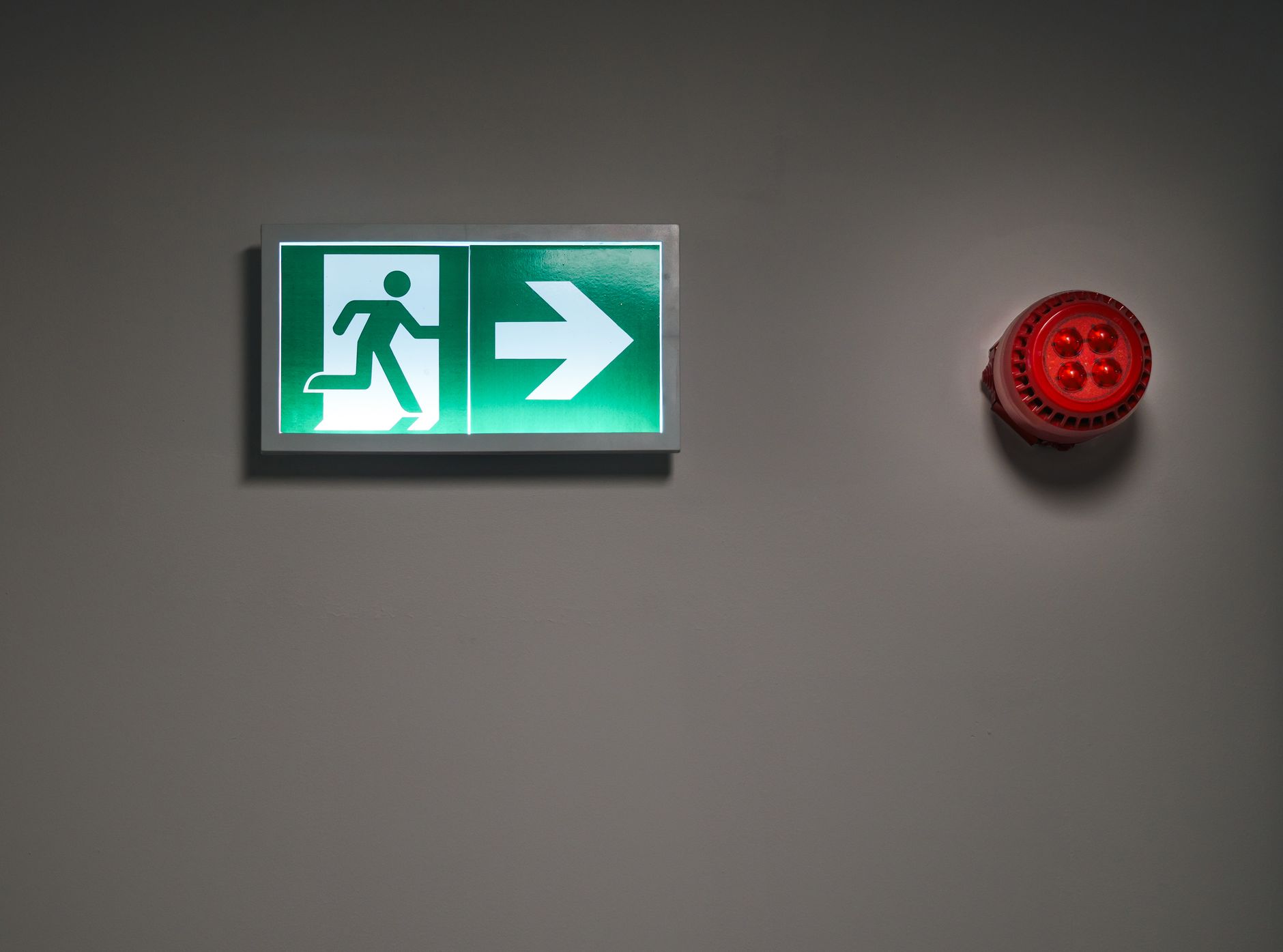 Couloir équipé d’une alarme incendie