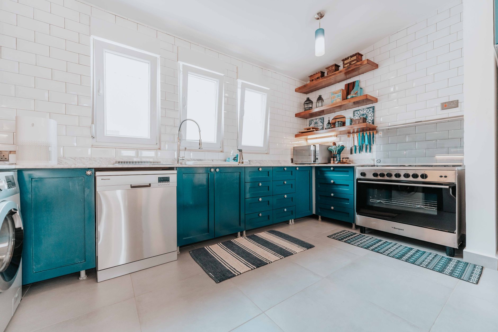 Cuisine claire aux meubles bleus et électroménager inox