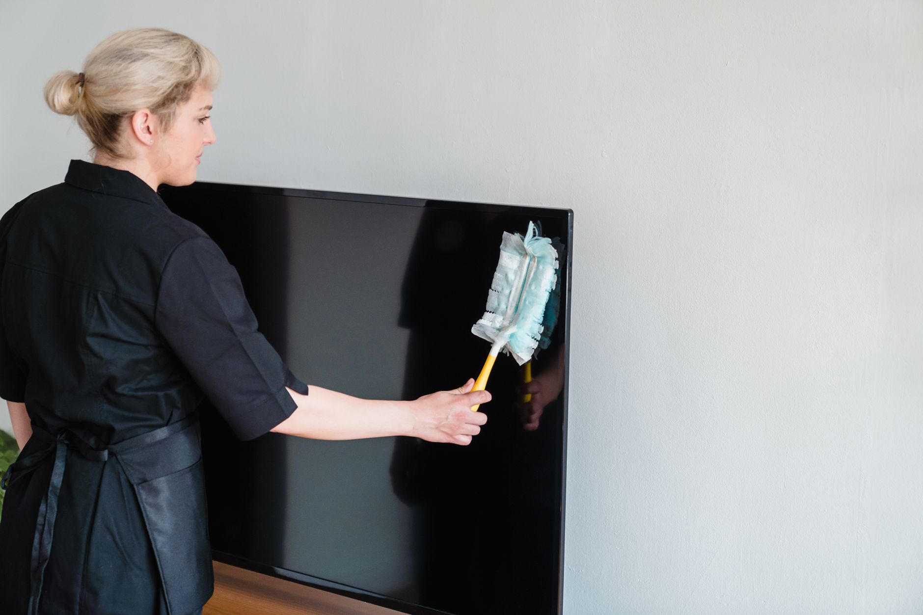 Dépoussiérage d’un écran de télévision en intérieur