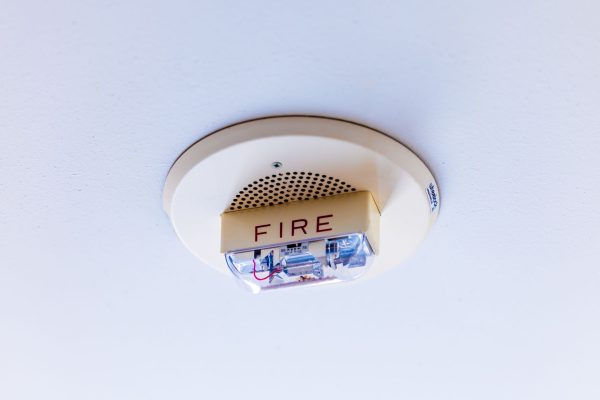 Détecteur de fumée fixé au plafond