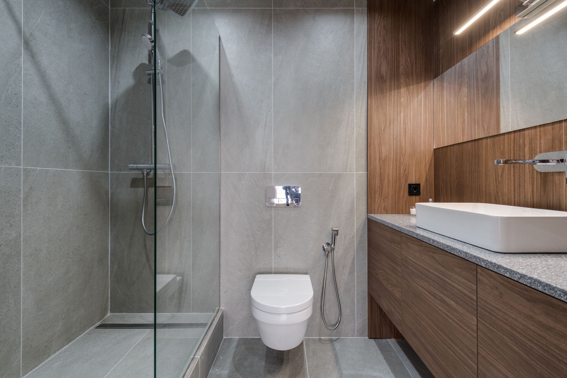 Douche à l’italienne dans une salle de bain moderne