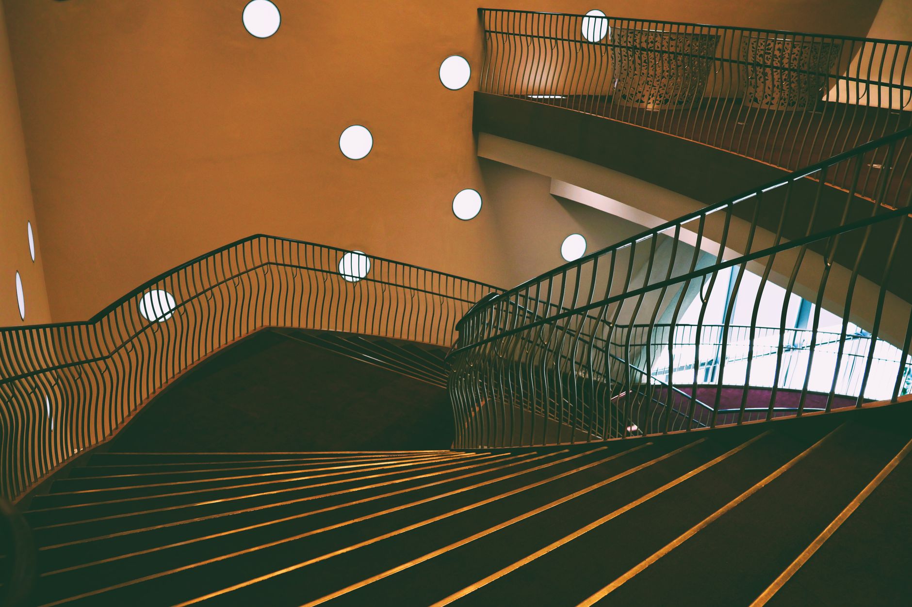 Escalier courbe moderne et lumineux