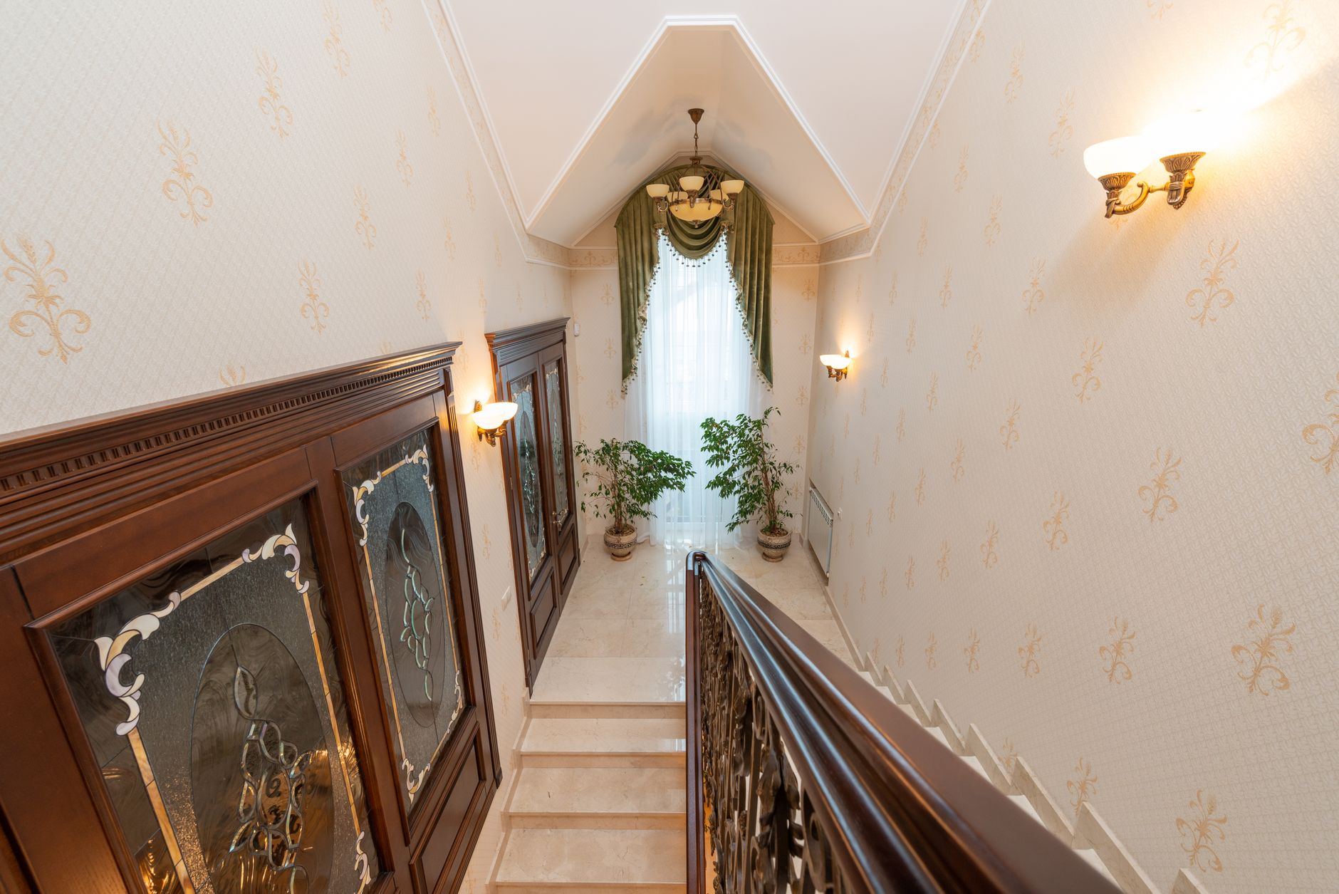Escalier intérieur avec lustre ancien