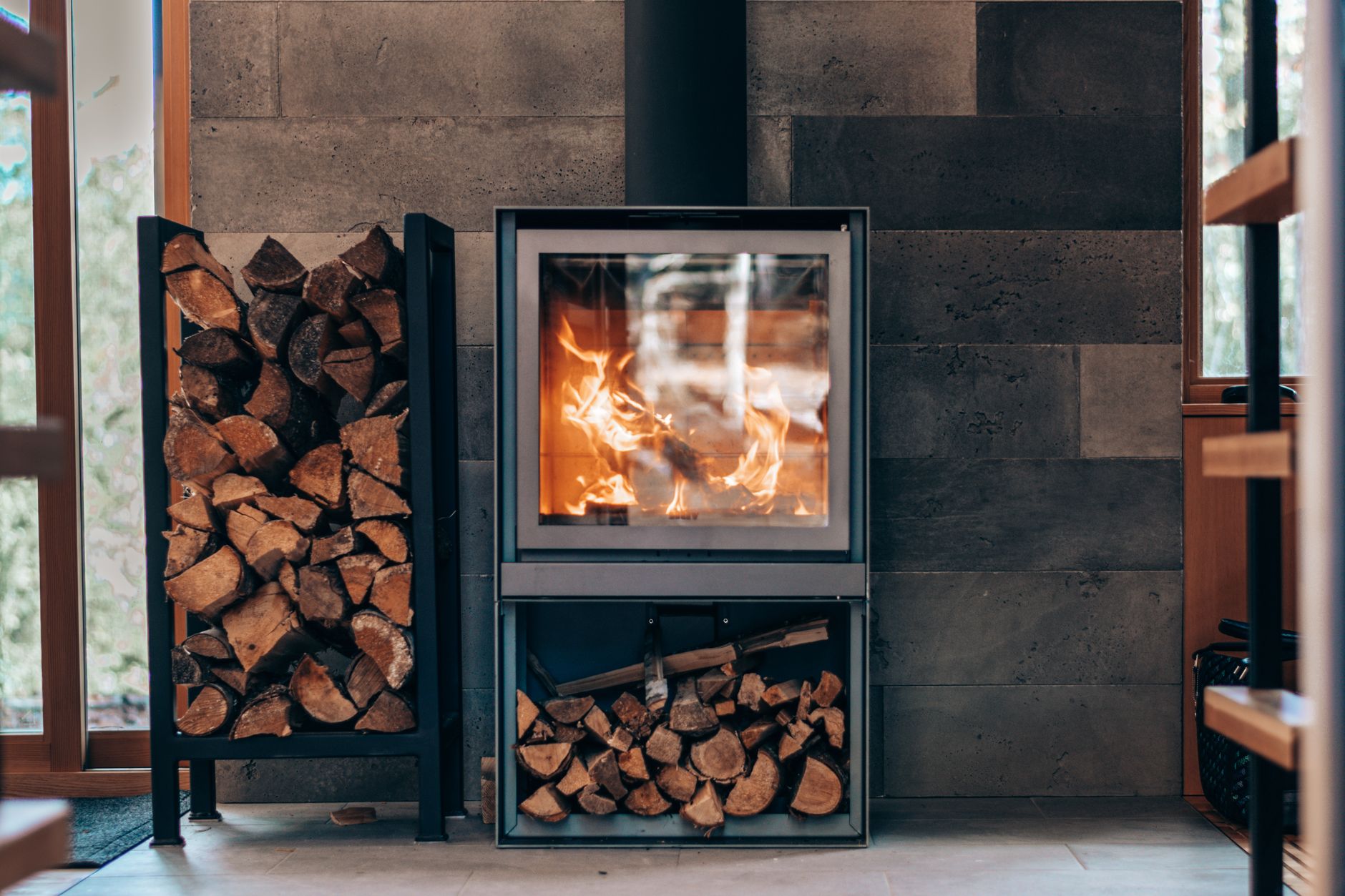 Foyer moderne avec flammes et bois