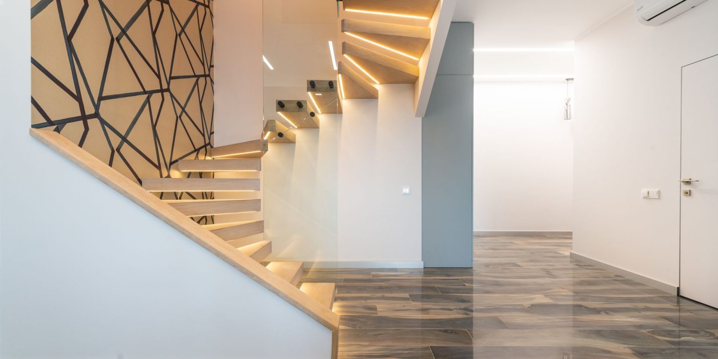 Papier peint dans un escalier : comment bien le poser ?