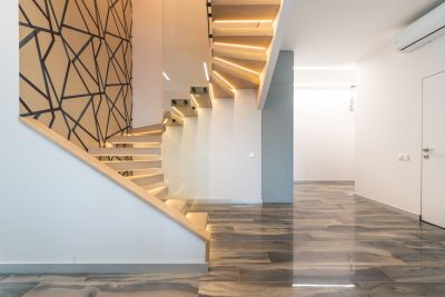 Hall contemporain avec escalier courbe