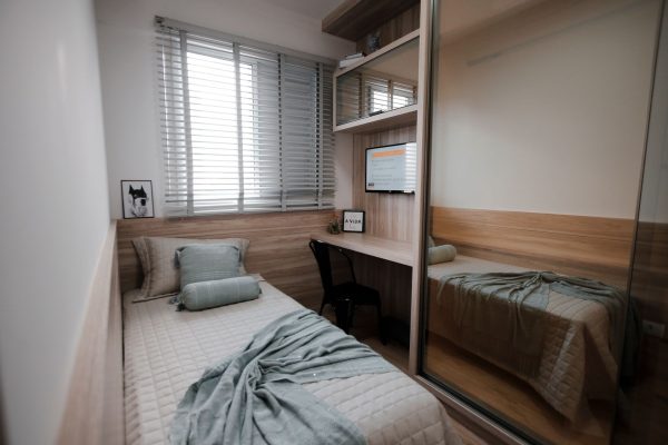 Chambre minimaliste avec lit une place et petit bureau