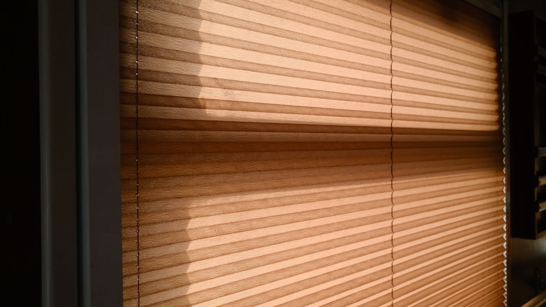 Lumière du soleil filtrée par un store à la maison
