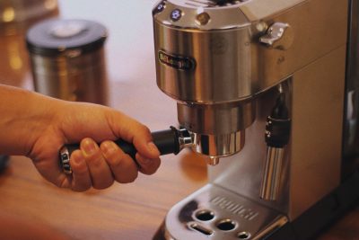 Machine espresso en inox qui prépare un café