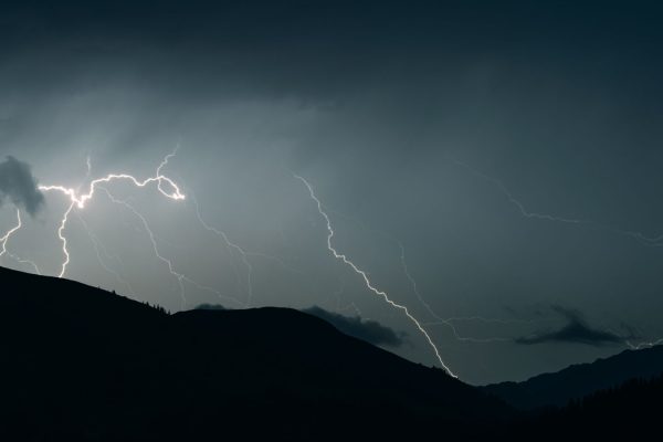 Éclair dans le ciel nocturne pendant un orage