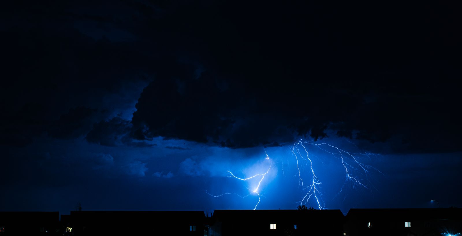 Foudre au-dessus d’un champ lors d’un orage