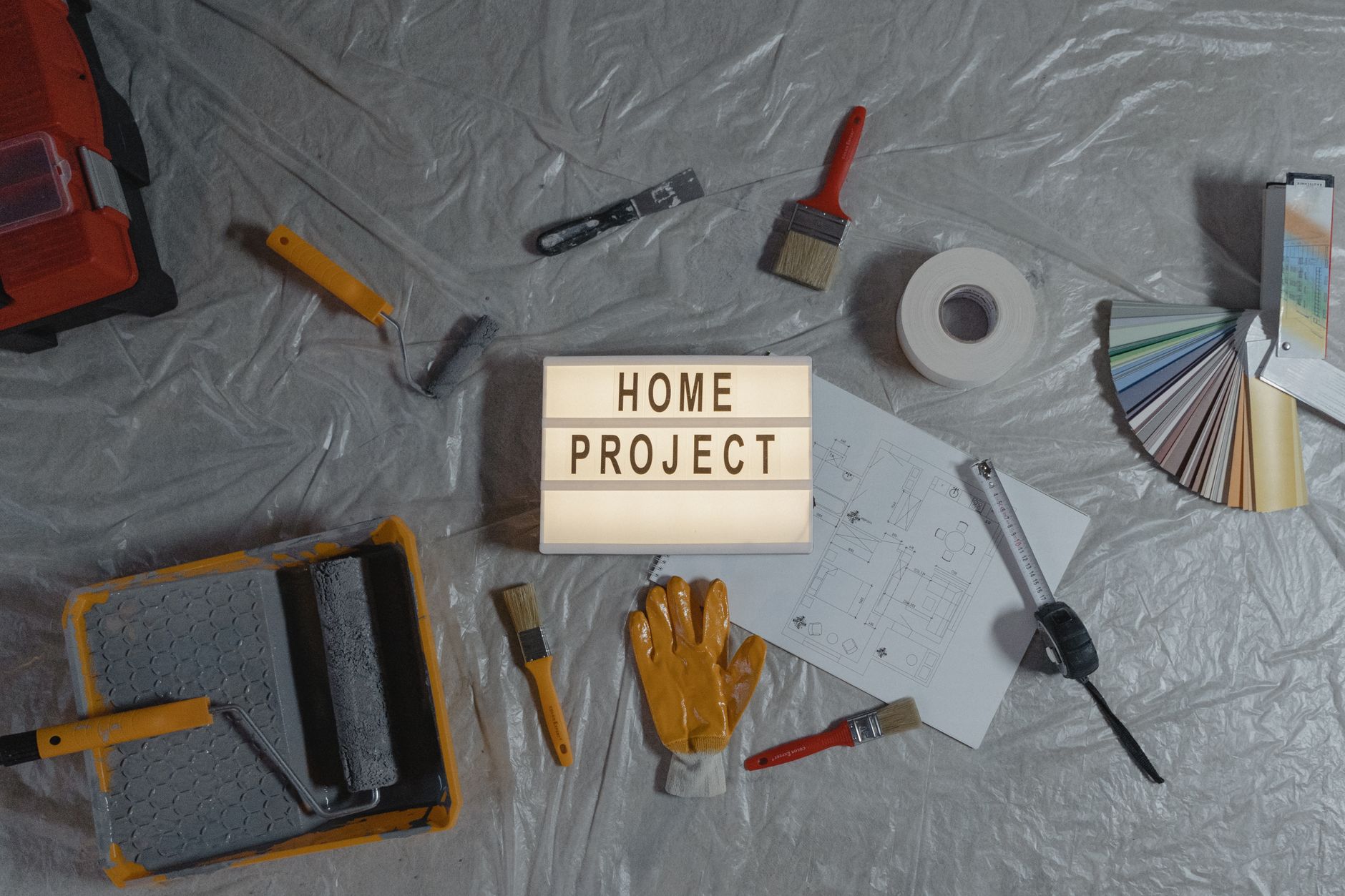 Outils de bricolage et échantillons posés à plat
