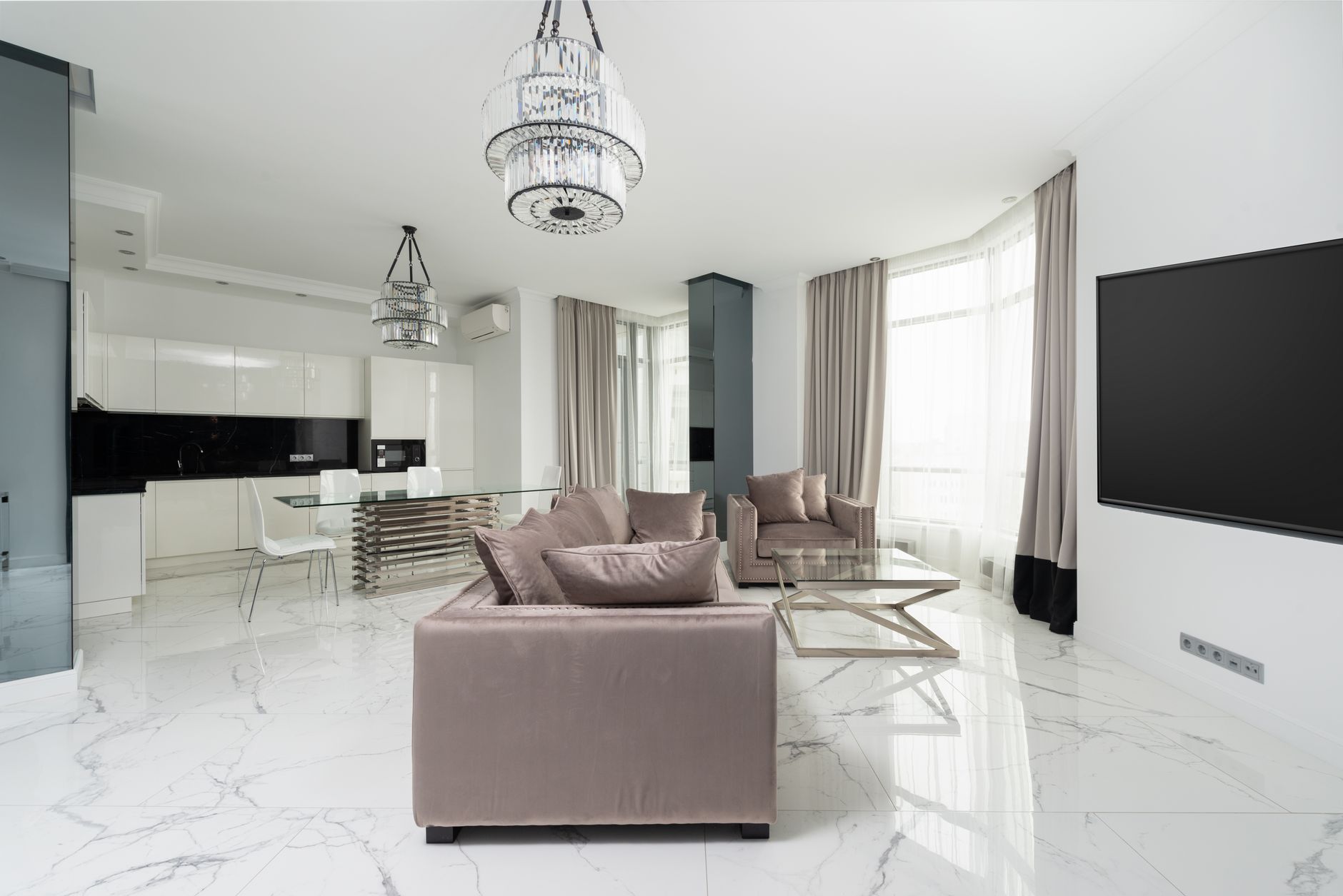 Pièce claire avec canapé et fauteuil