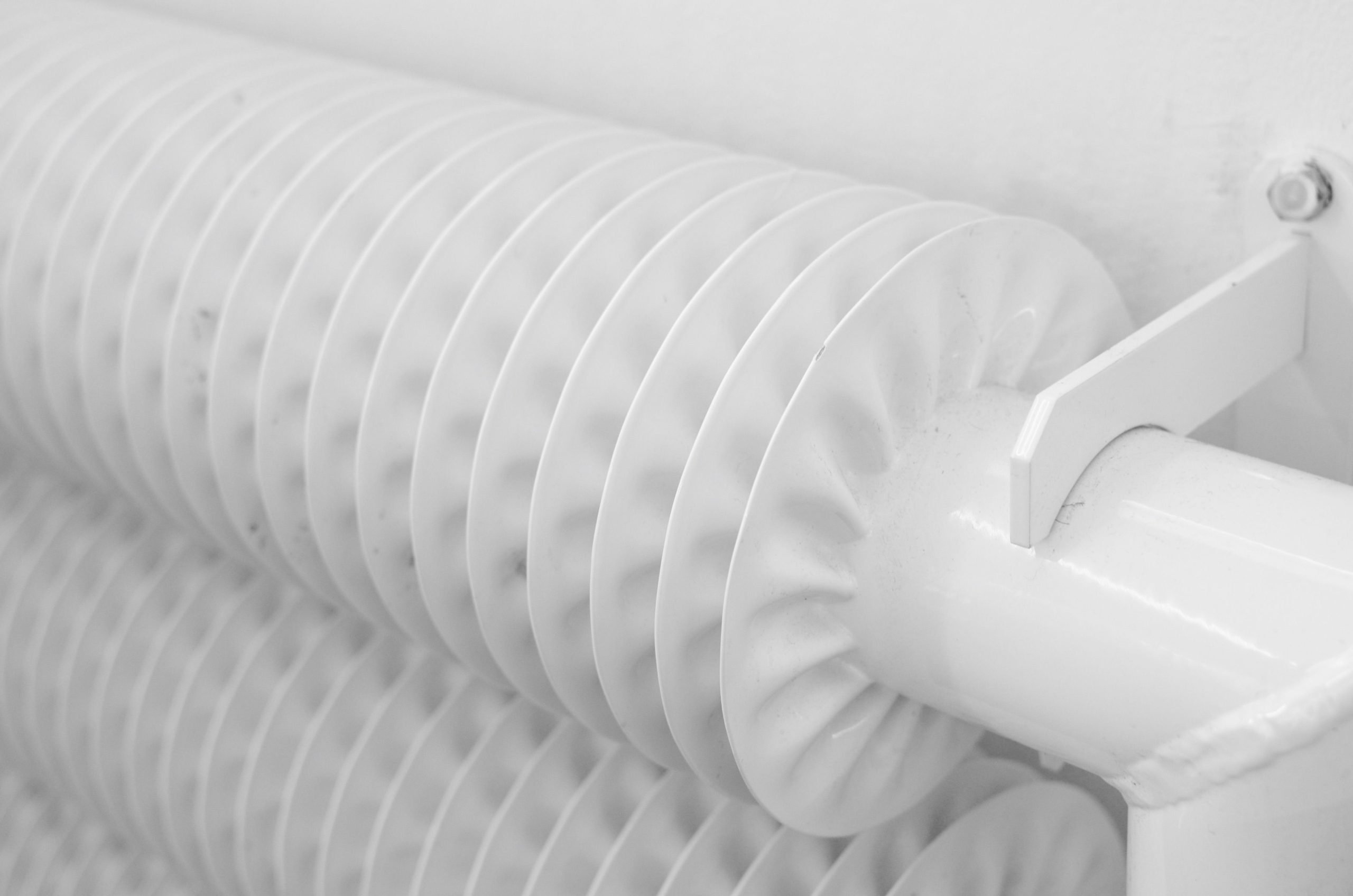 Radiateur blanc contre un mur uni