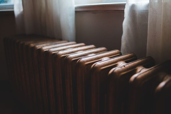 Radiateur en fonte sous une fenêtre