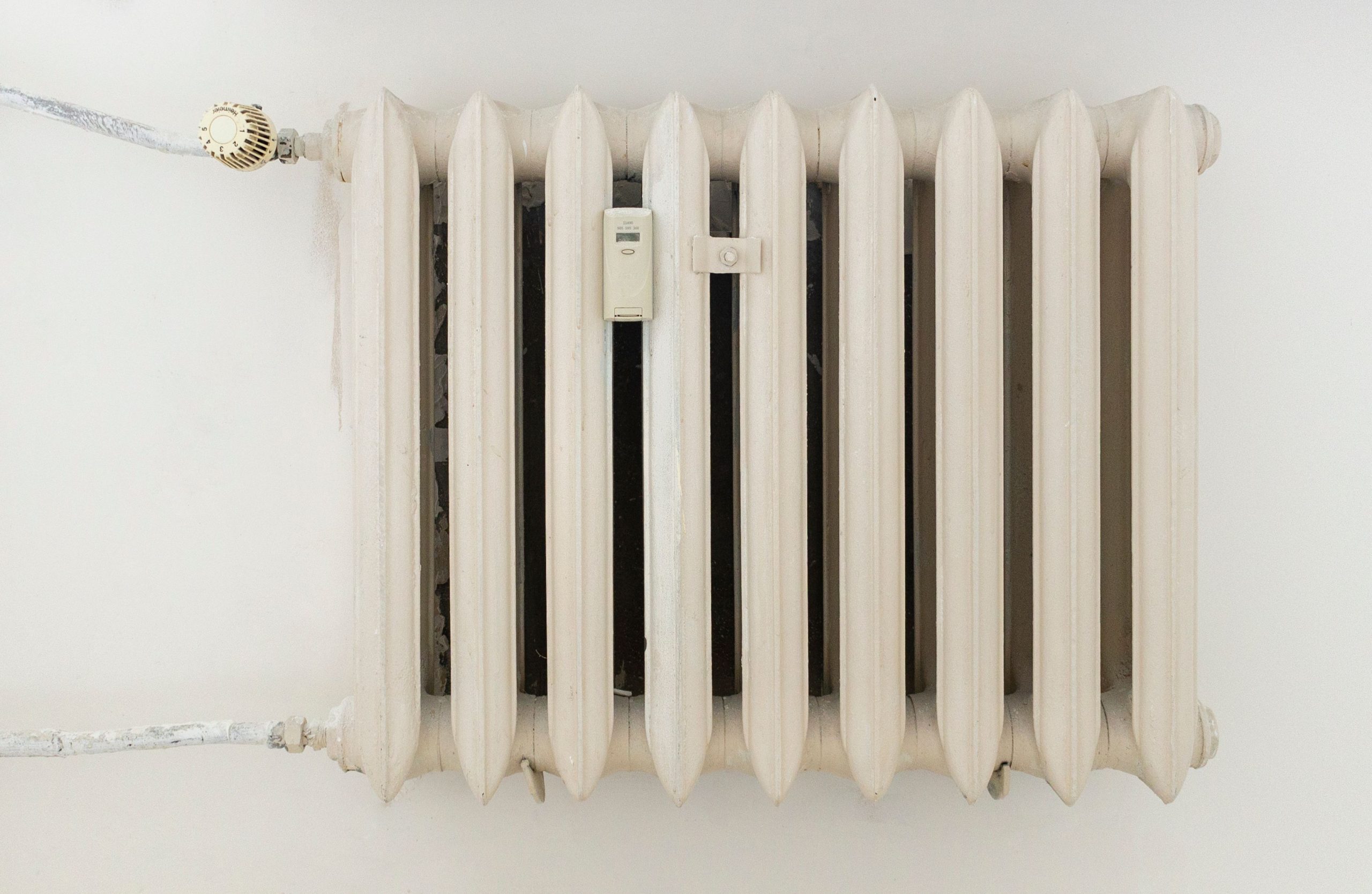 Radiateur blanc à tubes métalliques