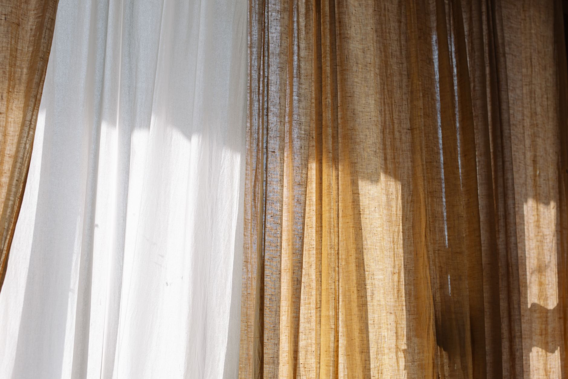 Rideau en tissu texturé et lumière chaude