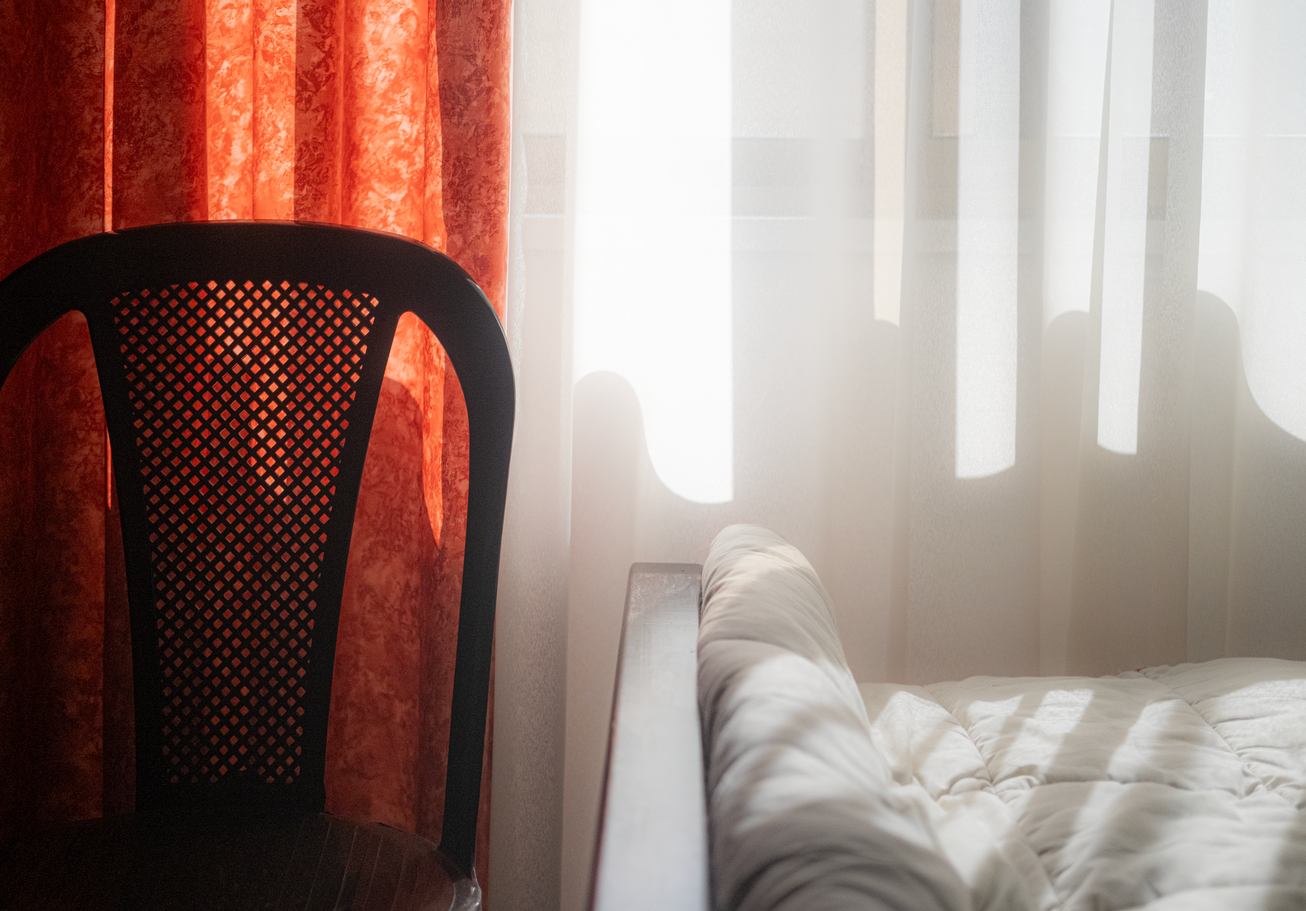 Rideaux légers devant une fenêtre de chambre