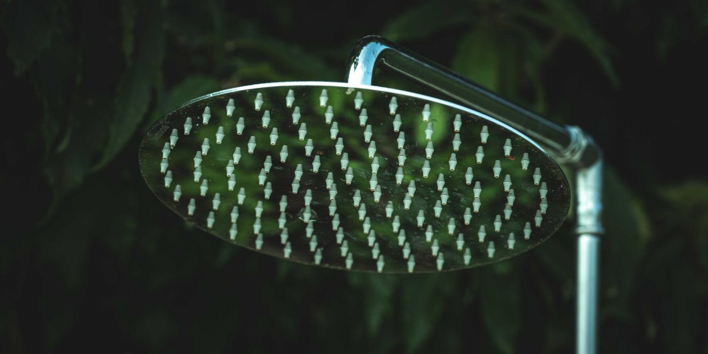 Stopper une douche qui goutte : cartouche, joint ou flexible