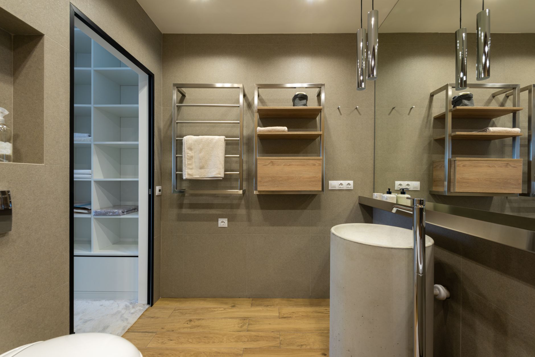 Salle de bain avec serviette sur un porte-serviette