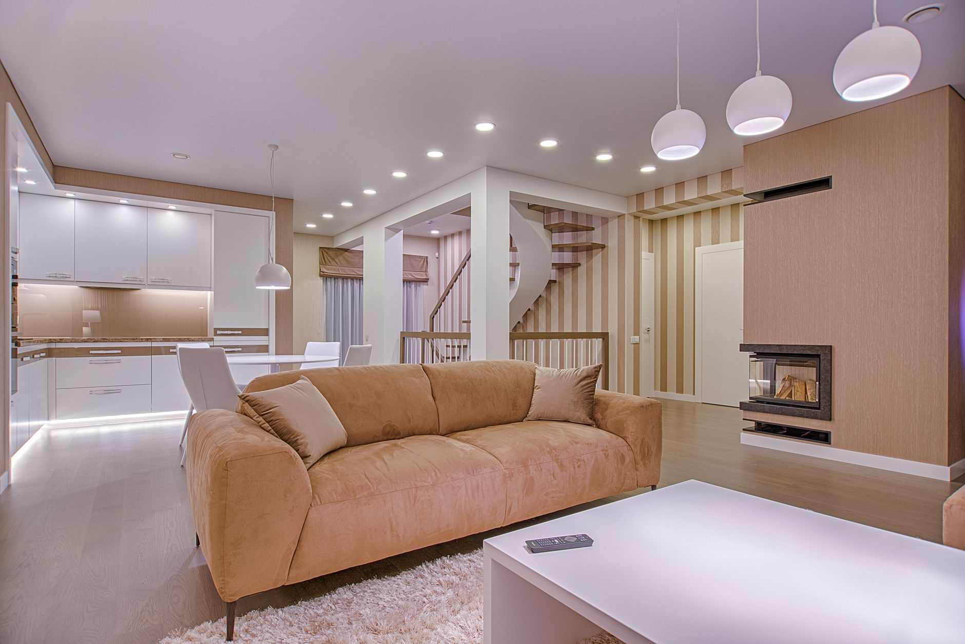 Salon moderne avec décoration murale