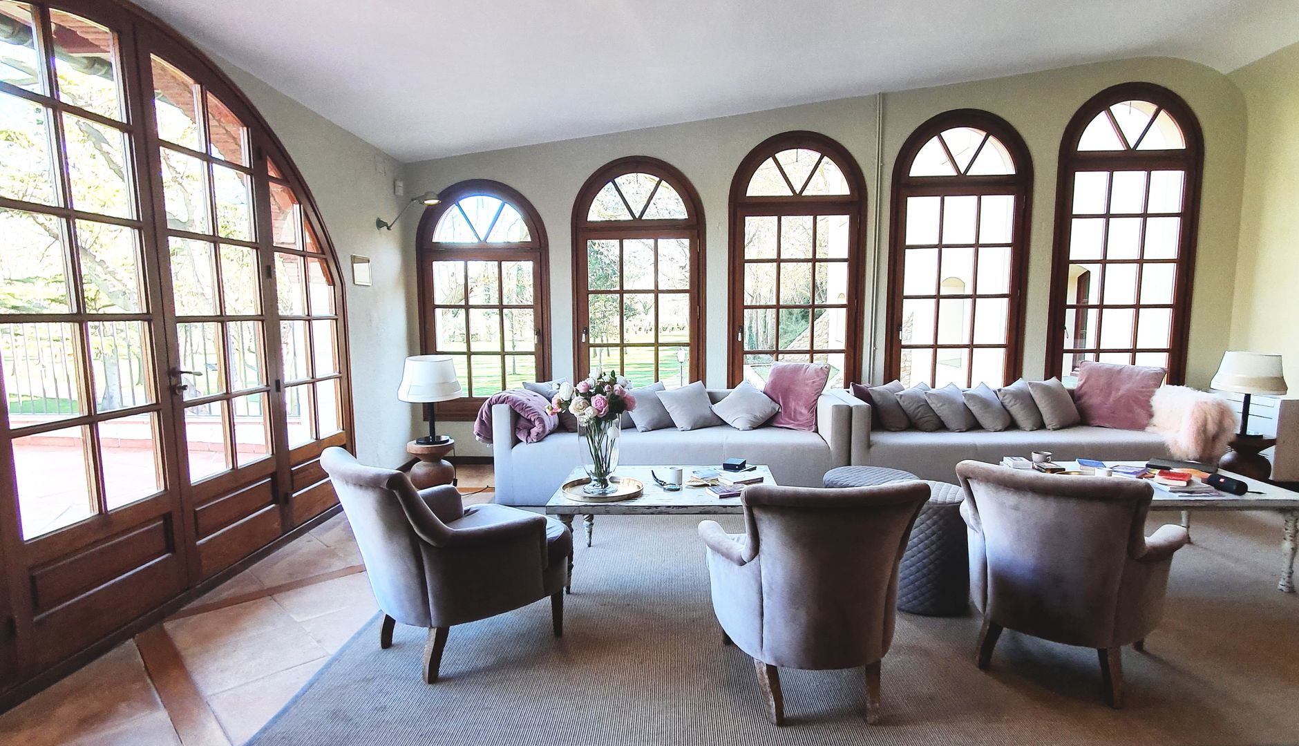 Salon avec grande fenêtre cintrée
