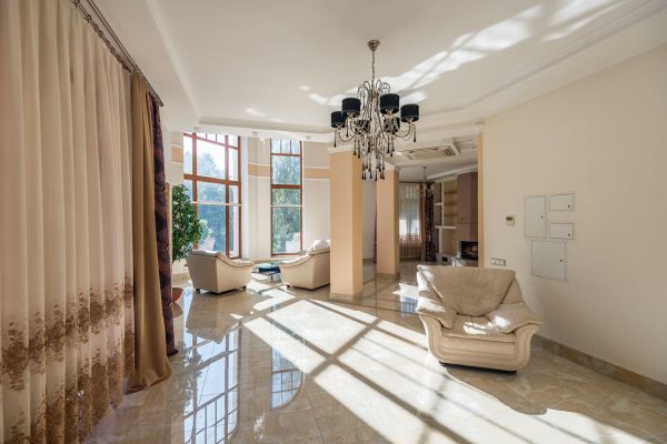 Salon lumineux aux grandes baies vitrées