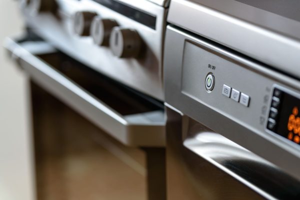 Lave-vaisselle en inox dans une cuisine moderne
