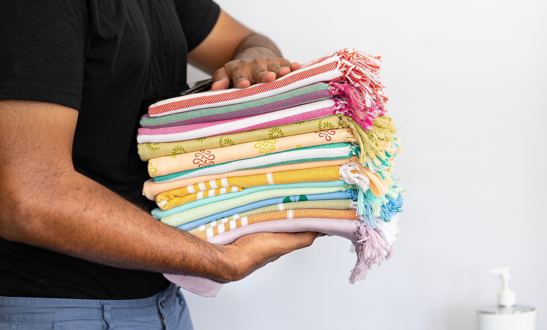Serviettes de bain blanches soigneusement empilées