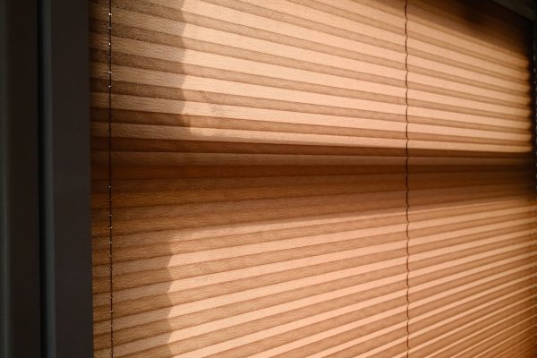 Lumière du matin filtrée par un store