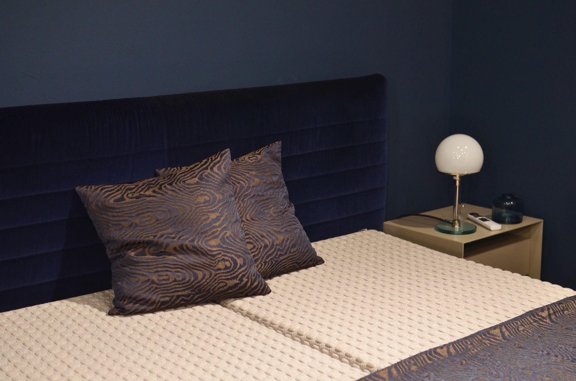 Chambre claire aux coussins ornés
